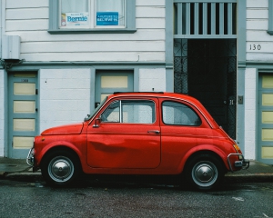 Rode-autodeuk-aan-de-zijkant